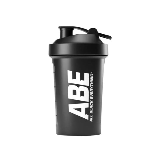 Trinkshaker in Schwarz mit Deckel, Ausgießer und Schriftzug „ABE“